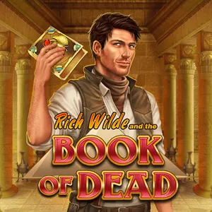 Rich Wilde med en juvelprydd bok i handen mellan gyllene pelare på titelbilden till Book of Dead